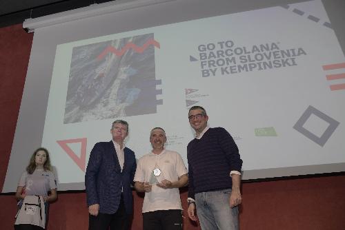 L'assessore regionale alle Autonomie locali e alle Lingue minoritarie Pierpaolo Roberti (a destra nella foto) alla premiazione della regata "Go To Barcolana From Slovenia By Kempinski" nella Sala Oceania della Stazione Marittima